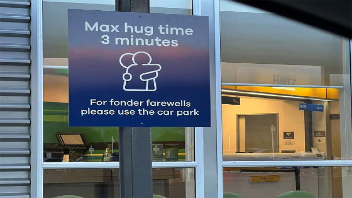 ‘Hug’ time three minutes! ન્યુઝીલેન્ડના એરપોર્ટ પર ‘નિયમ’