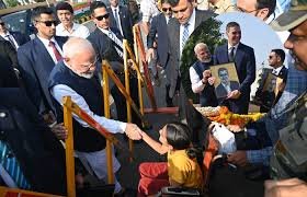 PM Modi and Pedro Sanchez અચાનક અટકાવ્યો કાફલો, નીચે ઉતરી એક દિવ્યાંગ વિદ્યાર્થિનીને મળ્યા