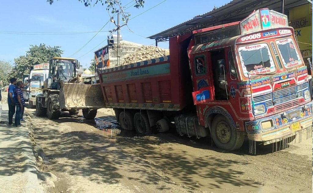 Kodinar અમરેલી સ્ટેટ હાઇવે પર છાછર ગામમાં રોડ ના કામ થી લોકો ત્રાહિમામ