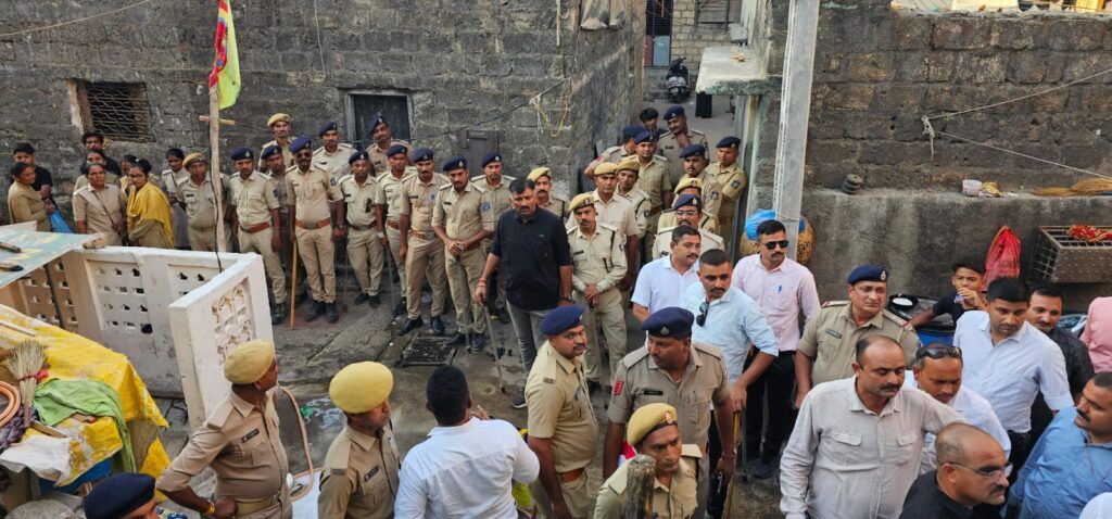 Kodinar ના 29 ગુનેગારોની યાદીમાં નામ ધરાવતા ઈશમોના ઘરે પોલીસે સર્ચ ઓપરેશન હાથ ધર્યું