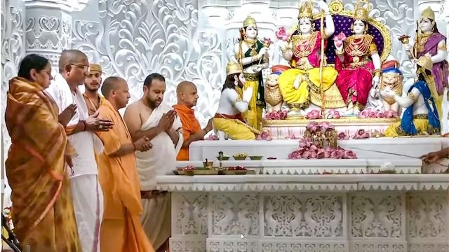 Ayodhya: રામ મંદિરમાં ભવ્ય રામ દરબાર પ્રાણ પ્રતિષ્ઠા, મુખ્યમંત્રી યોગીએ મૂર્તિઓનો અભિષેક કર્યો