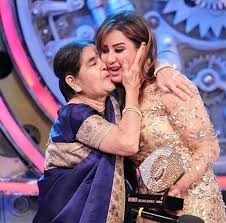 Deepika and Shilpa ના હાથને શણગારનાર વીણા નાગડાએ “બાલિકા વધુ” અભિનેત્રીના હાથ પર મહેંદી લગાવી