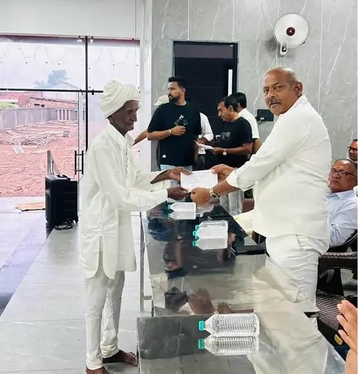 Amreli: એક દીકરાએ ૨૯૦ ખેડૂતોનું દેવું ચૂકવીને પોતાની માતાને શ્રદ્ધાંજલિ આપી, ઉદાર હાથે દાન આપ્યું