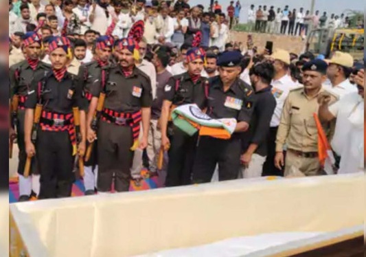 Surendaranagar: ધ્રાંગધ્રાનાં નરાળીમાં શહિદ આર્મી જવાનનાં અગ્નિ સંસ્કાર