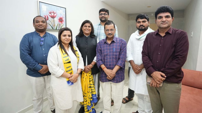 પાટીદાર મહિલા અગ્રણી Jigisha Patel`આપ’માં જોડાયા : કેજરીવાલના હસ્તે ખેસ ધારણ