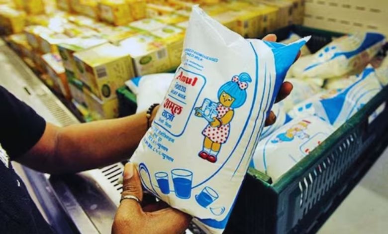 Rajkot: Amul milk માં કેમિકલ અને જંતુનાશકની ભેળસેળનો આરોપ