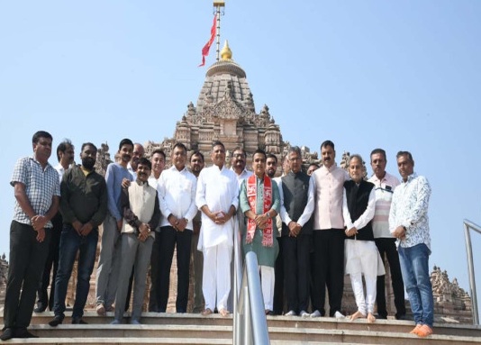 Kagwad ખાતે માઁ ખોડલના ચરણોમાં શીશ ઝુકાવતા નાયબ મુખ્યમંત્રી હર્ષ સંઘવી