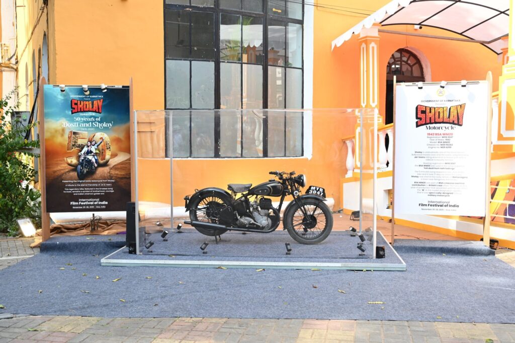 ધર્મેન્દ્રએ ગોવા ફિલ્મ ફેસ્ટિવલમાં શ્રદ્ધાંજલિ આપી, ’વીરુ’ મોટરસાઇકલ આકર્ષણનું કેન્દ્ર બની