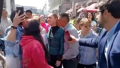 Mexican ના પ્રમુખ ક્લાઉડિયા શેનબોમ સાથે એક વ્યક્તિએ છેડછાડ કરી