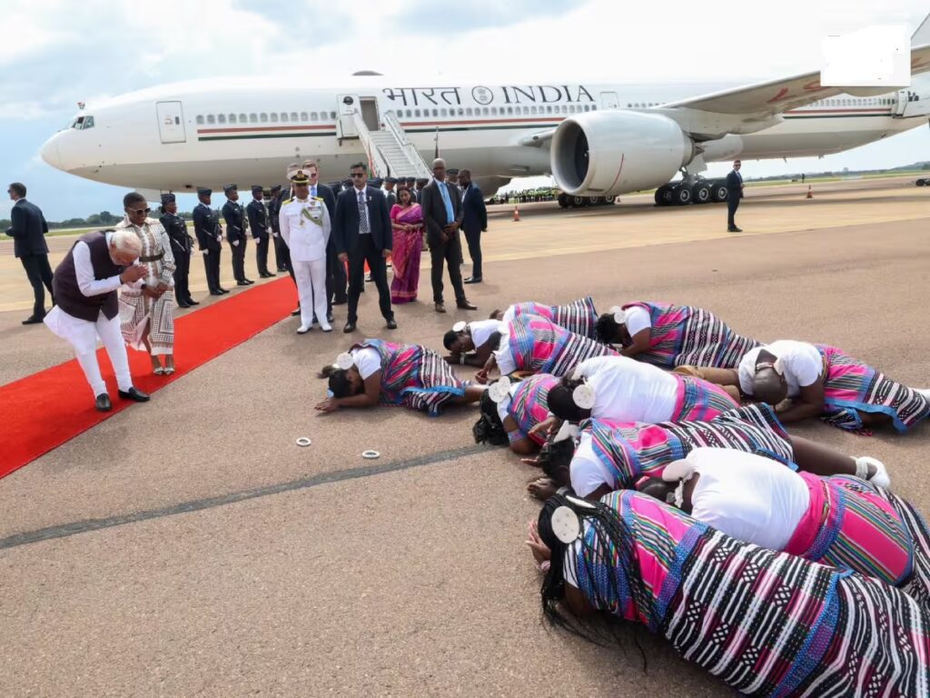 મોદી સિવાય કદાચ કોઈ વડાપ્રધાનને નહીં મળ્યું હોય આવું ‘સાષ્ટાંગ’ સન્માન