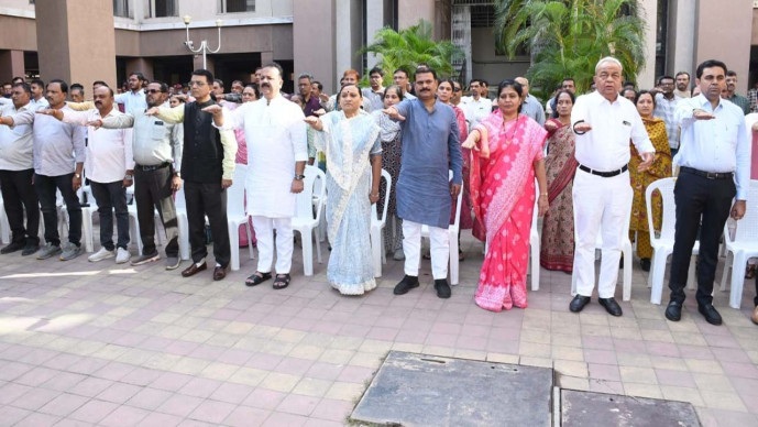 Rajkot: વંદે માતરમ્ સમુહગાનમાં અર્ધા કોર્પોરેટરો ગેરહાજર! મહિલાઓ વધુ દેખાયા