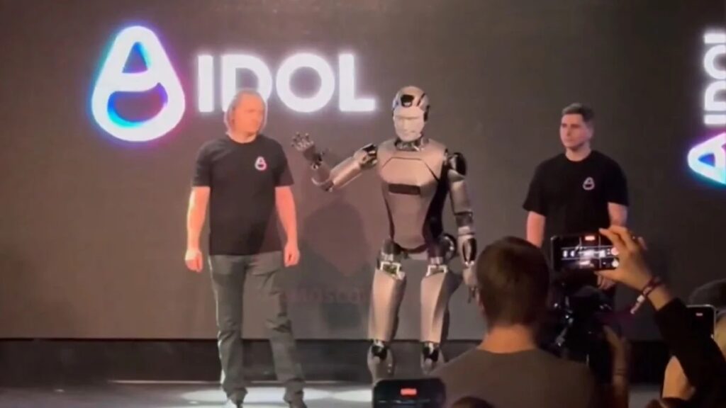 Russia માં પ્રથમ AI રોબોટ ગ્રાન્ડ એન્ટ્રી વખતે પડી ગયો