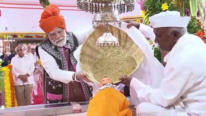 આદિવાસીઓના દેવમોગરા માતાના દર્શન કરતા મોદી : Dediapada માં જબરો રોડ-શો