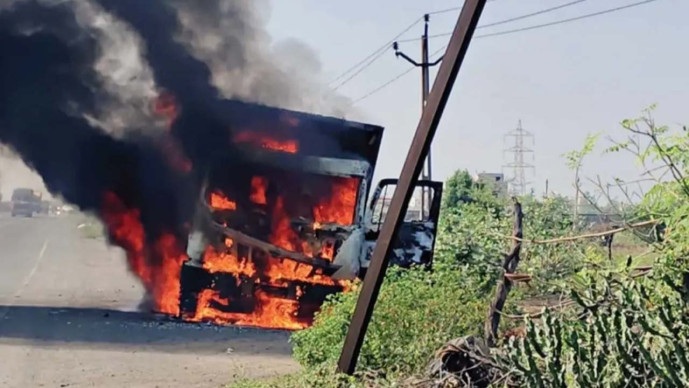 Surendaranagar: લીંબડી હાઇવે પર ડમ્પરમાં અચાનક આગ ભભૂકી