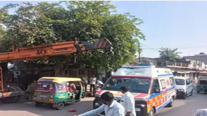 Surendranagar લીંબડી ભલગામડા ગેટ પાસે ક્રેન હડફેટે 108 એમ્બ્યુલન્સને નુકસાન