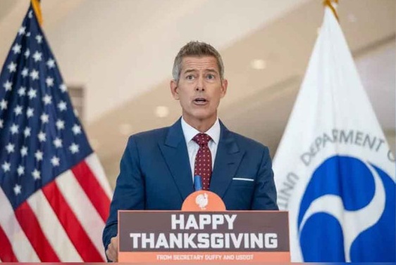 ફલાઈટમાં પાયજામા-સ્લીપર પહેરીને ન આવો US ટ્રાન્સપોર્ટ મિનિસ્ટર