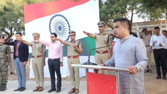 Kutch માં સરહદી ગામ મોટી છેરમાં નાયબ મુખ્યમંત્રીએ જવાનો સાથે રાષ્ટ્રગીતનું ગાન કર્યું