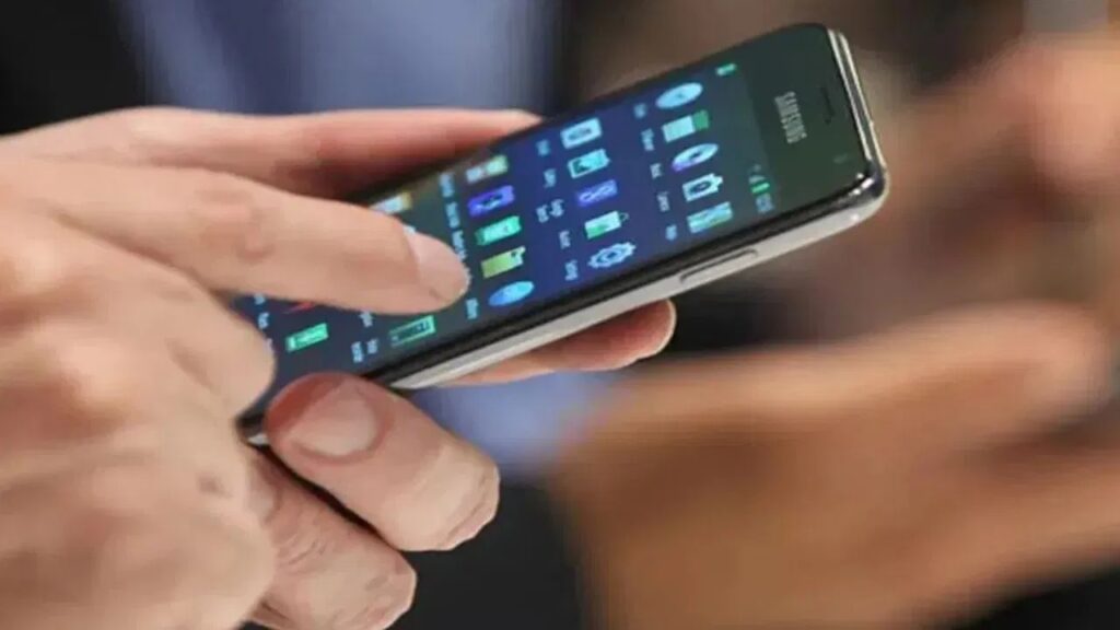 સવારે ઉઠવાથી લઈને રાત્રે સૂવા સુધી, Mobile Phone ની મોહજાળમાં ફસાયા લોકો