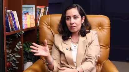 એક એક્ટરનાં અનેક હિરોઈનો સાથે, અફેર, અન્ય એક એકટ્રેસ એસ્કોર્ટ છે