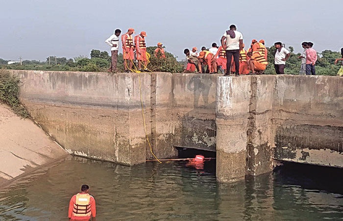 Surendranagar: ધ્રાંગધ્રાના જશમતપુર પાસે કેનાલમાં પડેલા પિતા-પુત્રની સપ્તાહથી શોધખોળ