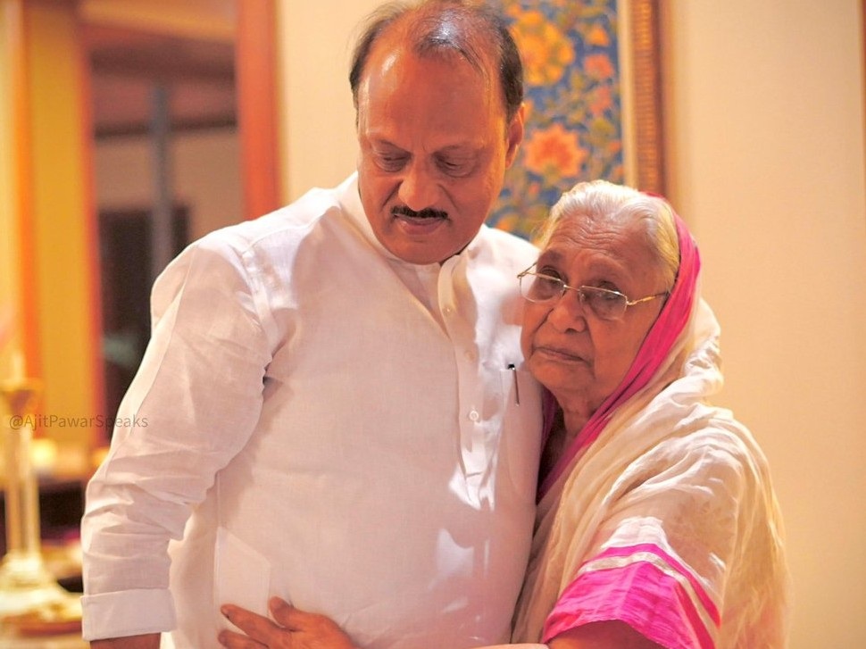 અજિત ચાર દિવસ પહેલા તેમના માતાને મળવા ફાર્મહાઉસ આવ્યા હતા