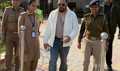 Punjabi singer Mika Sindh વનતારાની મુલાકાત લીધી