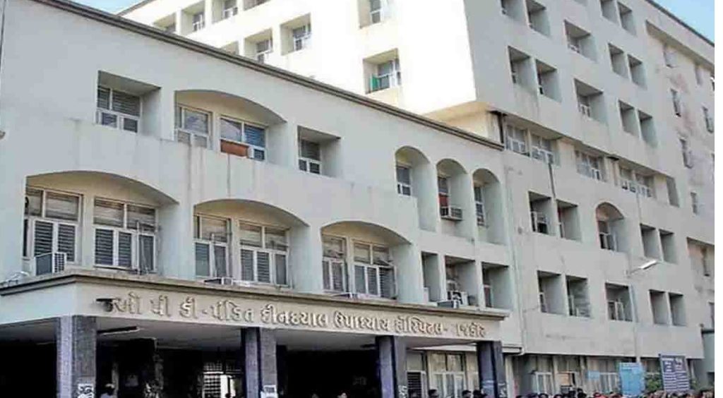 Rajkot: સિવિલમાં તબીબને બદલે હોમિયોપેથીનો છાત્ર દર્દીની સારવાર કરતો!