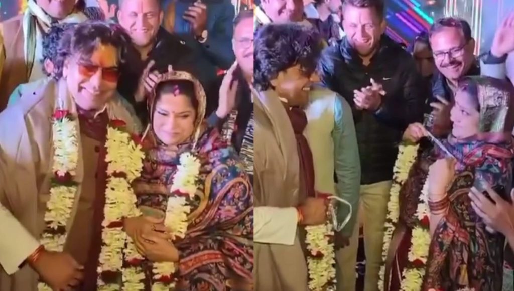 Renuka Shahane and Ashutosh Rana ફરી દુલ્હા અને દુલ્હન બન્યા, ૨૫મી વર્ષગાંઠ પર માળા બદલી