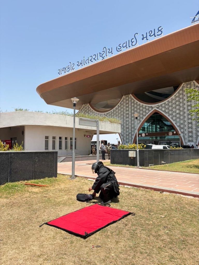 Rajkot: Hirasar International Airportના પાર્કિંગમા બોમ્બ મળતા અફડાતફડી