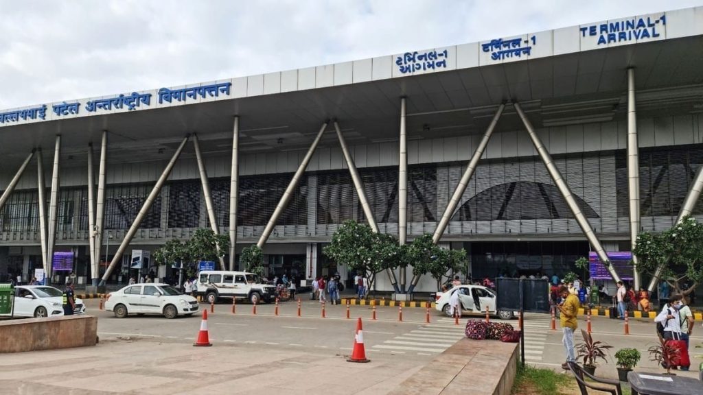 Ahmedabad એરપોર્ટ પર કસ્ટમ વિભાગનો સપાટો, ફ્લાઇટના ટોયલેટમાંથી ઝડપાયું ૪.૨૬ કરોડનું સોનું