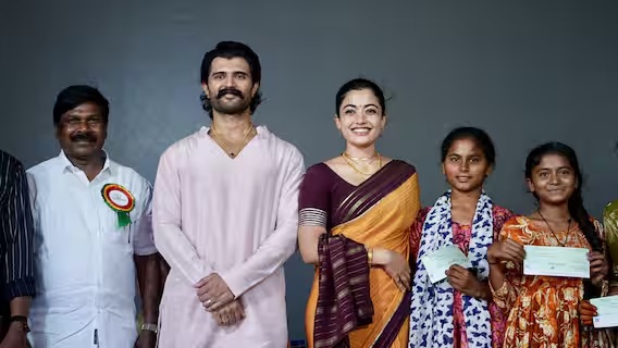 Vijay and Rashmikaએ 180 બાળકોને સ્કોલરશિપ આપી