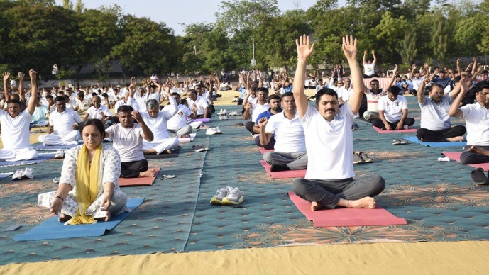 Surendranagar: જવાહર પોલીસ પરેડ ગ્રાઉન્ડ ખાતે જિલ્લા કક્ષાના 12મા આંતરાષ્ટ્રીય યોગ દિનની ઉજવણી