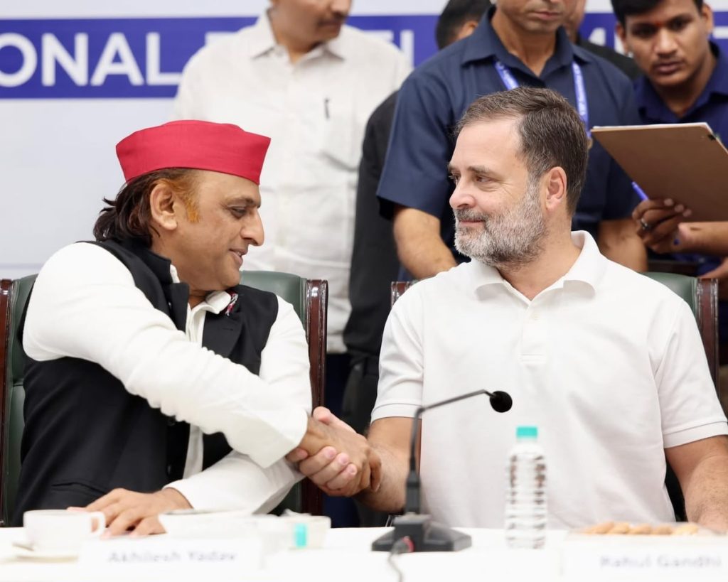 Rahul and Akhilesh ઇન્ડિયા બ્લોક બેઠકમાં ઉષ્માભર્યા મળ્યા, યુપીમાં બેઠકોની વહેંચણી અંગે ચર્ચા કરી!