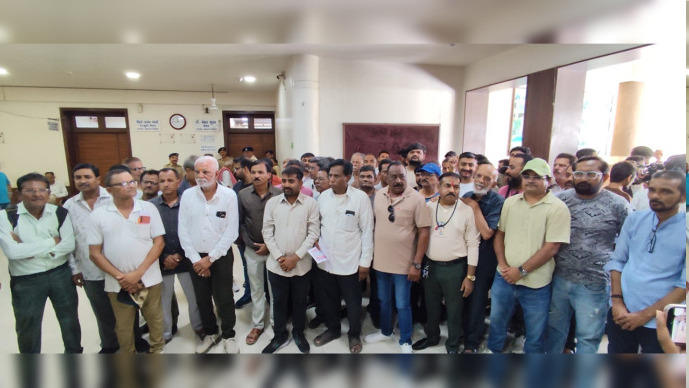 Rajkot: યુનિ. રોડની આવાસ યોજનામાં નળ જોડાણ કટ્ટ, રહેવાસીઓના મનપામાં ધામા