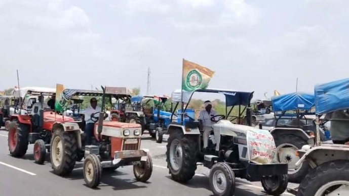 Surendranagar જિલ્લાના ખેડૂતો ટ્રેક્ટર લઈ ગાંધીનગર રવાના થયા