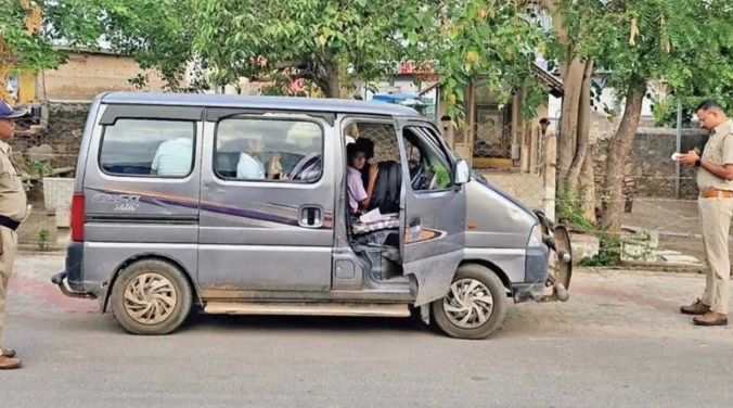 Surendranagar: શહેર તેમજ જિલ્લામાં નિયમો નેવે મૂકી દોડતા સ્કૂલ વાહનો પર તવાઈ
