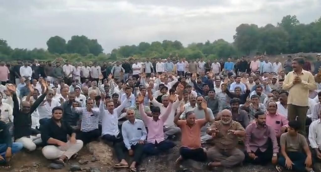 Amreli વ્યવસાય અર્થે બહાર ગયેલા ગામજનો પણ પણ રેતી ચોરીનો વિરોધ નોંધાવવા આવી પહોંચ્યા