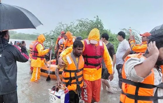 આર્મીના ૭૦ જવાનો સહિત દિલ્હીથી NDRF ની ૨ ટીમ ગુજરાત આવશે