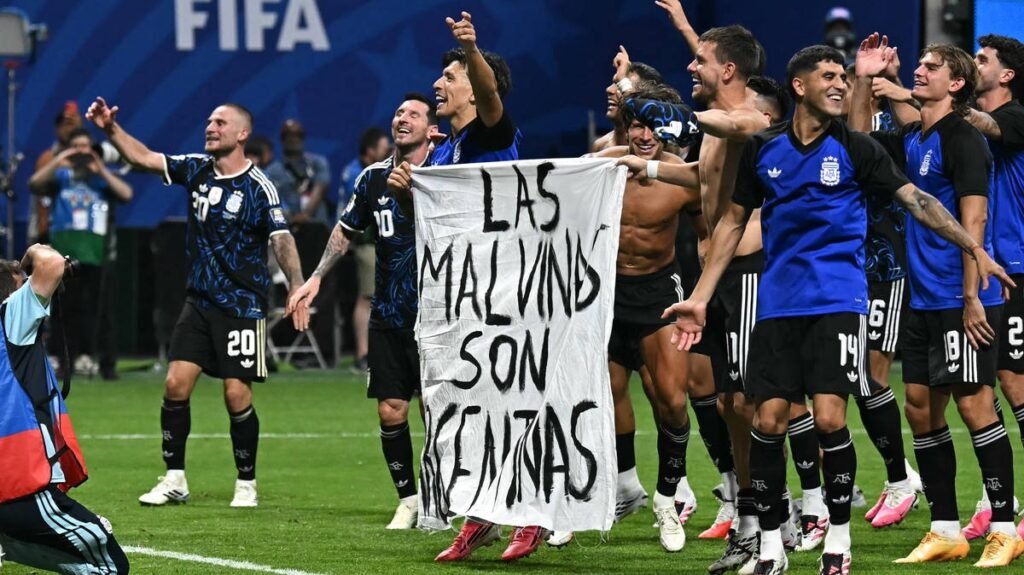 ‘Falkland અમારૂં છે’: Argentinaએ લહેરાવ્યું બેનર, થયો વિવાદ