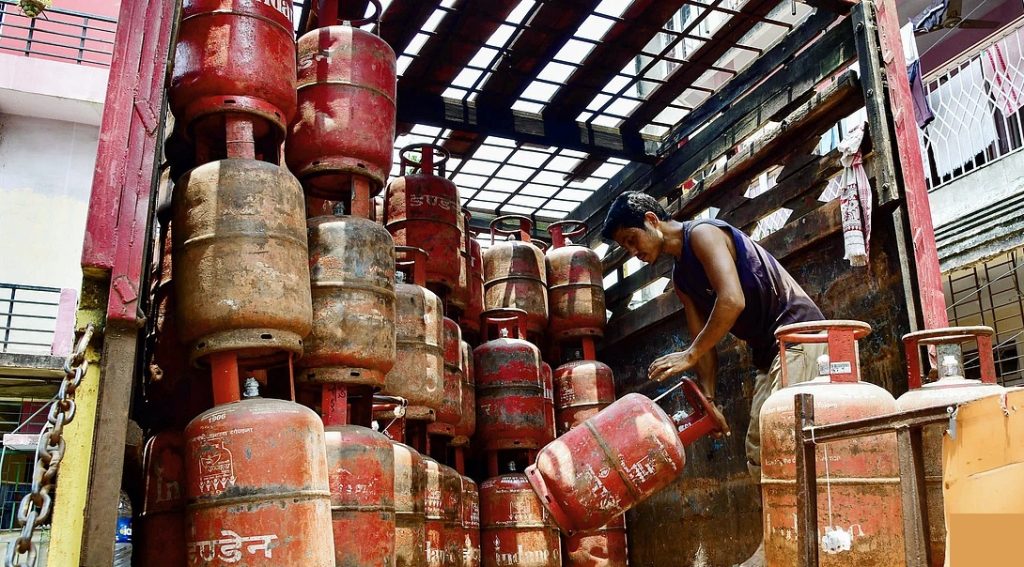 Commercial cooking Gas તથા પાંચ કિલોનું છોટુ સિલિન્ડર સસ્તુ,જો કે ઘરેલુ ગેસના ભાવ યથાવત