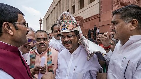 BJP-NDA ના સભ્યોએ ધર્મેન્દ્ર પ્રધાનનું પાઘડી પહેરાવી સ્વાગત કર્યુ