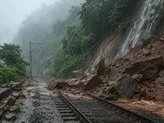 મેઘતાંડવ વચ્ચે Mumbai-Pune railway રુટ પર ભારે ભૂસ્ખલનને કારણે ૩૦ ટ્રેનો ૭ દિવસ માટે રદ