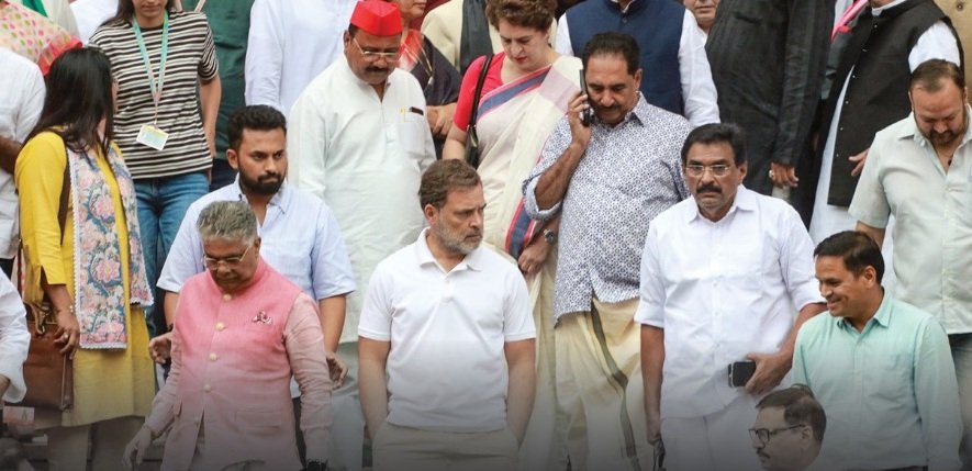 PM આવાસ પાસે હાઈવોલ્ટેડ ડ્રામા… Rahul-Priyanka સહિત અનેક નેતાઓ ધરણા પર બેઠા