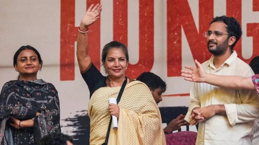 ખરાબ તબિયત છતાં પોલીસ બેરિકેડ પર ચડ્યા,ટ્રકમાં બેસી જંતર-મંતર પહોંચ્યા Shabana Azmi