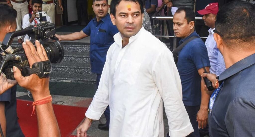 Bihar ના અનેક શહેરોમાં અશાંતિ વધી, પોલીસ વાહનને આગ ચાંપી; Tej Pratap Yadav ની અટકાયત