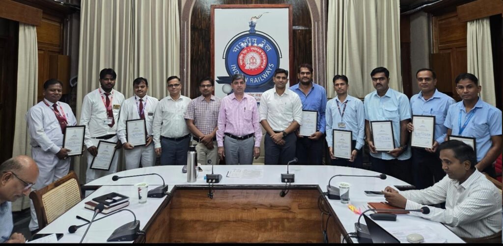રેલવે સેફ્ટીમાં ઉત્કૃષ્ટ યોગદાન માટે Rajkot ડિવિઝનના ૦૮ રેલ કર્મીઓનું ડીઆરએમ દ્વારા સન્માન
