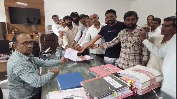 Amreli: સાવરકુંડલાનાં ખોડિયારના ગામે જમીન ખાલી કરાવવા ધાક-ધમકી મળતા ગ્રામજનોનું આવેદન