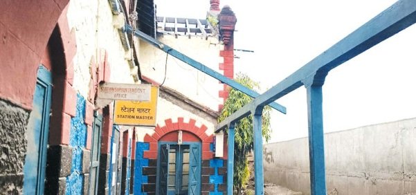 Amreli:100 વર્ષ જુના રેલવે સ્ટેશનનાં બિલ્ડીંગનો અડચણરૂપ 4 મીટરનો ભાગ તોડી પાડવા નિર્ણય