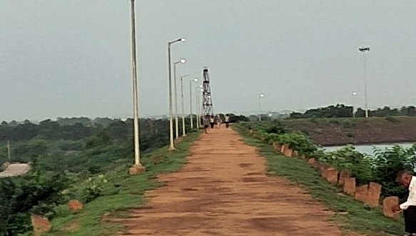 Amreli: ઠેબી ડેમ જળાશયમાં ધોળા દિવસે સ્ટ્રીટ લાઇટનો ઝળહળાટ : રાત્રીનાં અંધારપટ્ટ