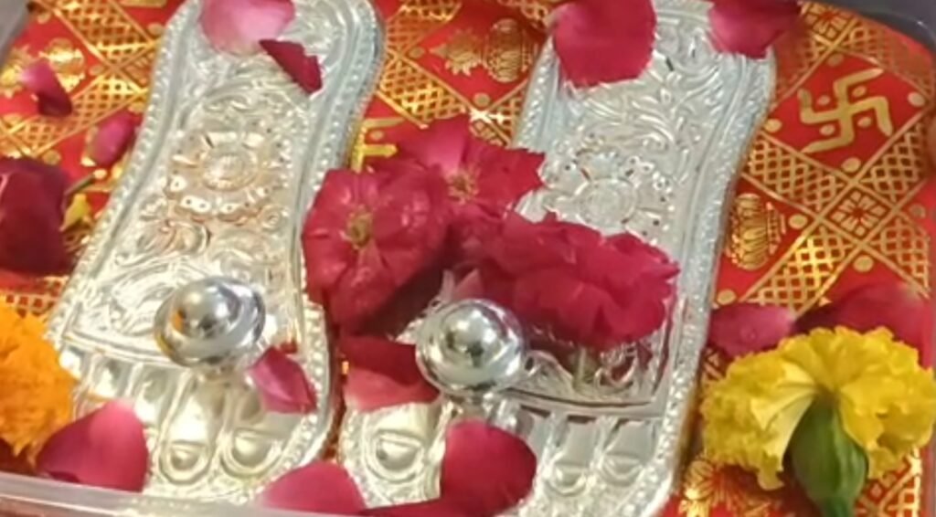 Ahmedabad: અંબાજી મંદિર ટ્રસ્ટને મળ્યું ચાંદીની પાદુકાનું દાન